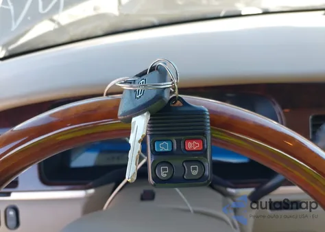 2010 Lincoln Town Car Signature Limited из США, поврежденный, VIN 2LNBL8CV3AX613153